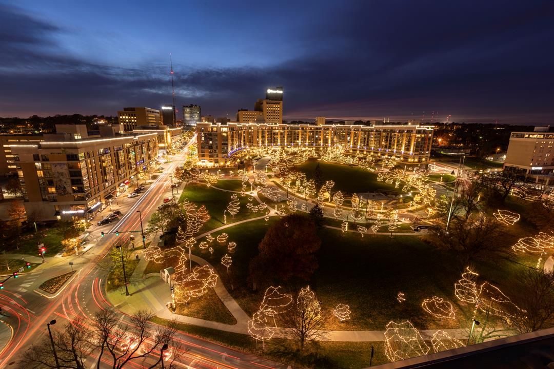 Bienvenidos al Fin de Semana -Día de la Memoria Histórica de los Veteranos / Temporada navideña en Midtown Crossing