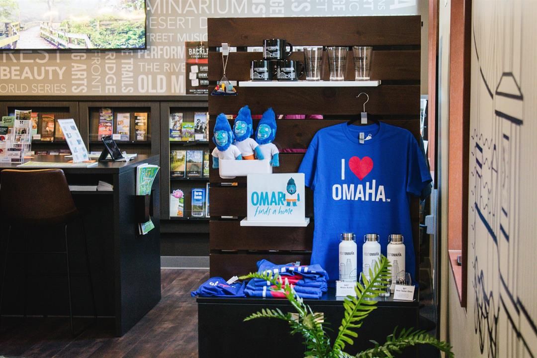 Bienvenidos al Fin de Semana: Omaha Visitors Center: Retail Shop Small Business Saturday Ceremonia de luces en el Gene Leahy Mall