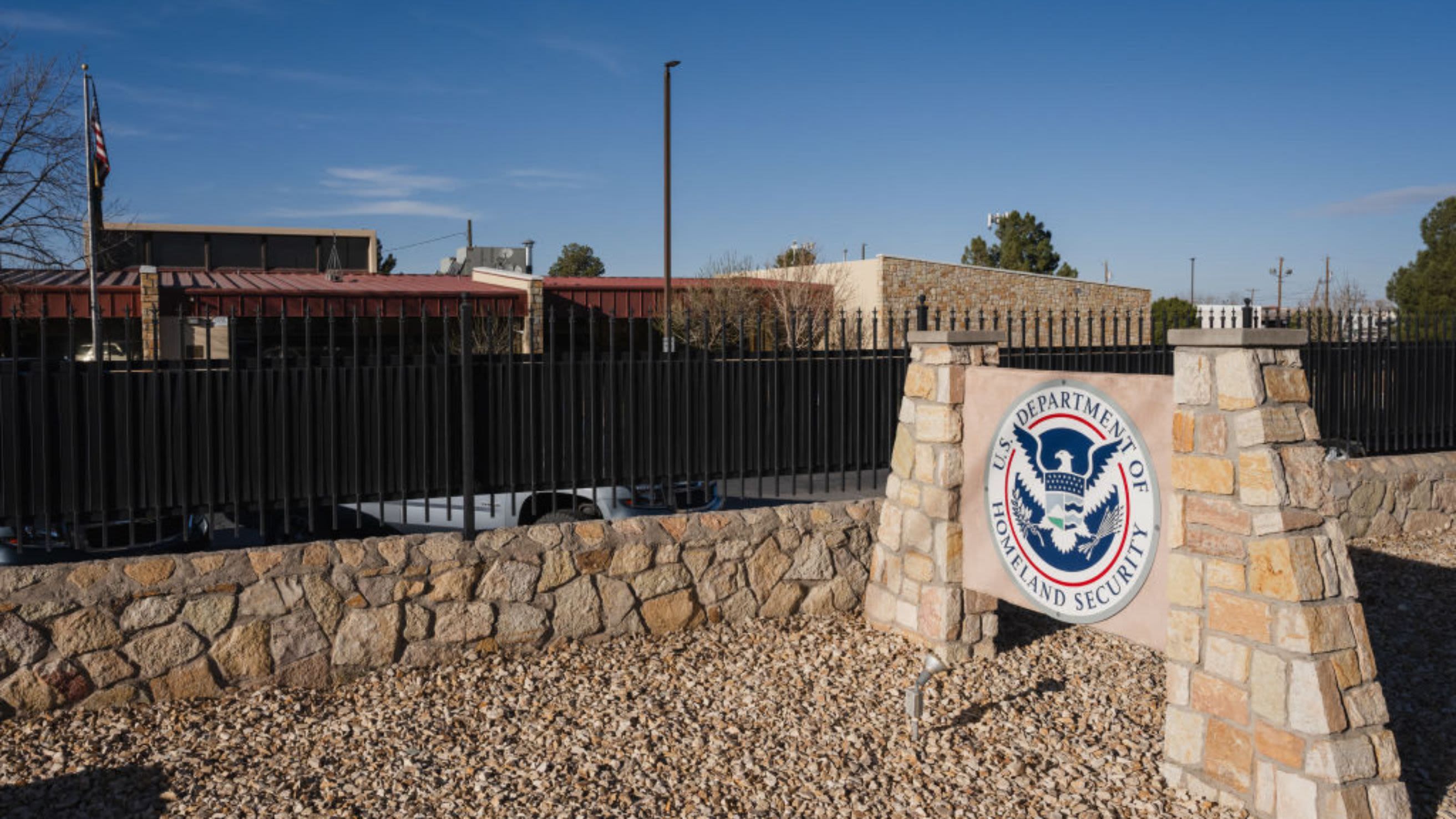 Deportan de EE.UU. a México a padres que buscaban tratamiento para el cáncer cerebral de su hija estadounidense