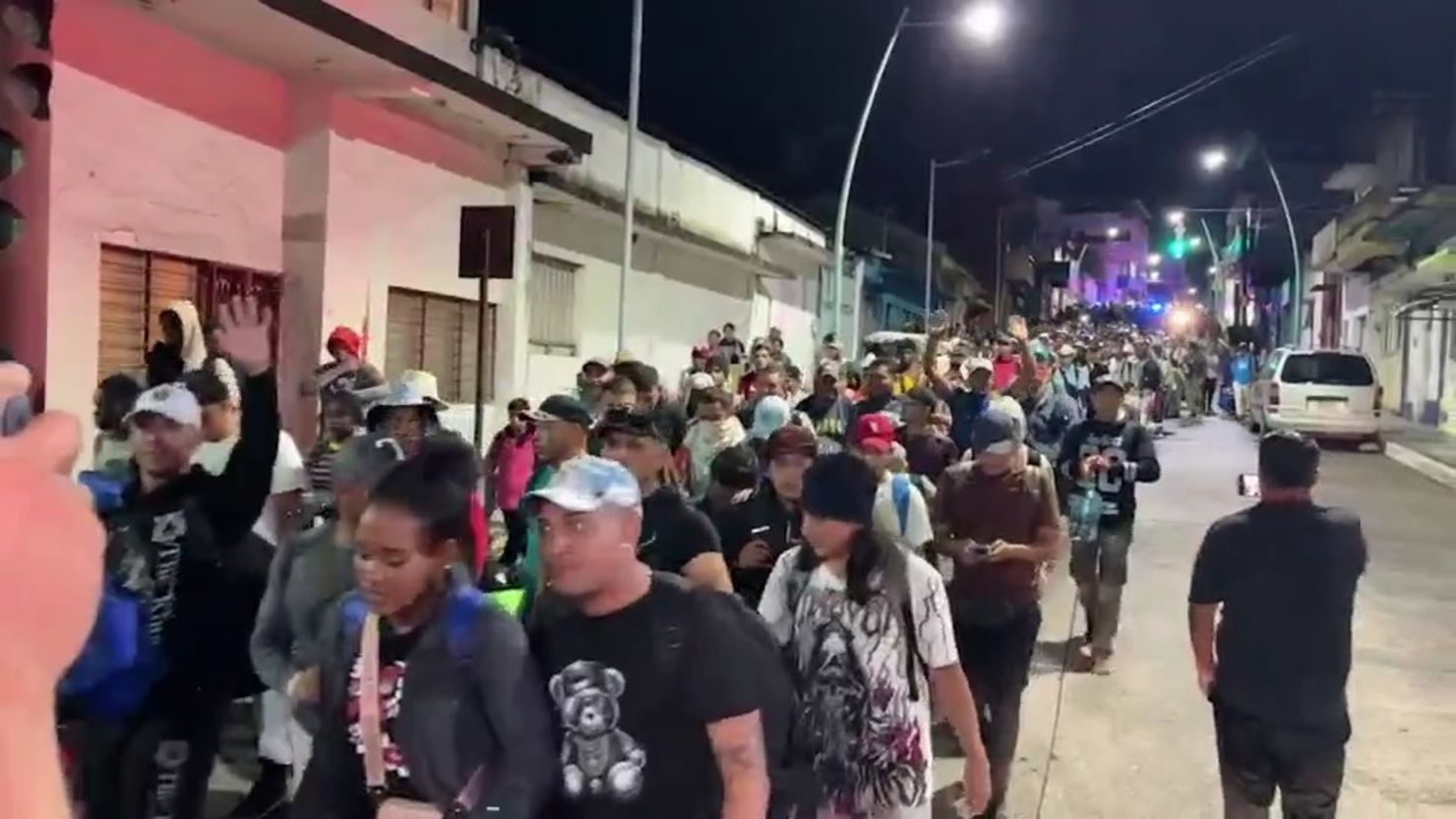 Caravana de migrantes busca establecerse en México, pero la burocracia les pone otro muro