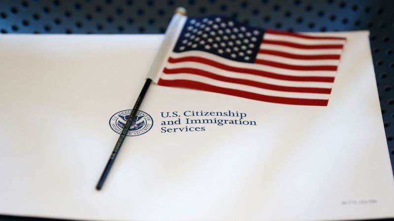 Un jueza federal suspende el cobro de una tarifa para tramitar las solicitudes de asilo