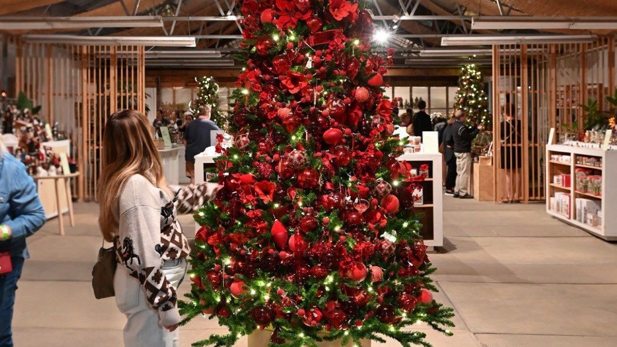 Mulhalls celebra su 19ª Fiesta Navideña Benéfica en apoyo a Lauritzen Gardens