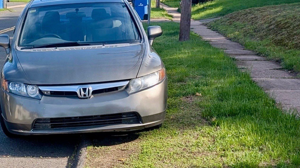 Omaha analiza multas más estrictas por estacionar vehículos sobre el césped