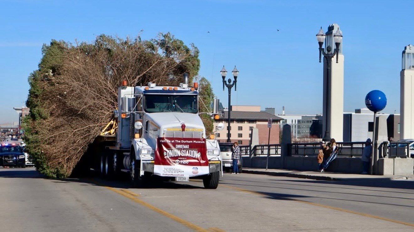 ¡Omaha se Ilumina! El Árbol Navideño del Durham Museum Llega a la Estación Union